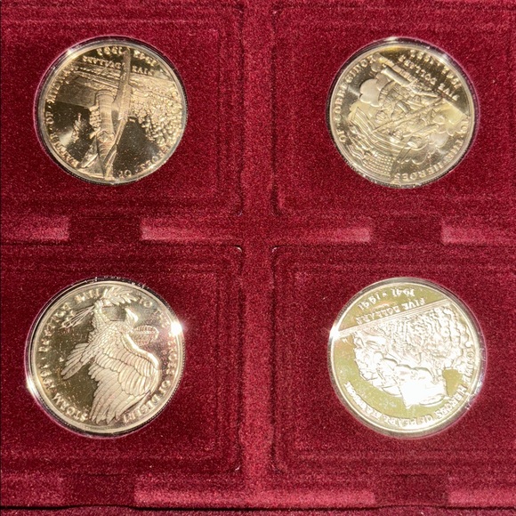 Red Coin Collection Album - Picture 3 of 7